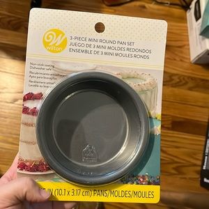 Wilton 3 piece mini round pan set